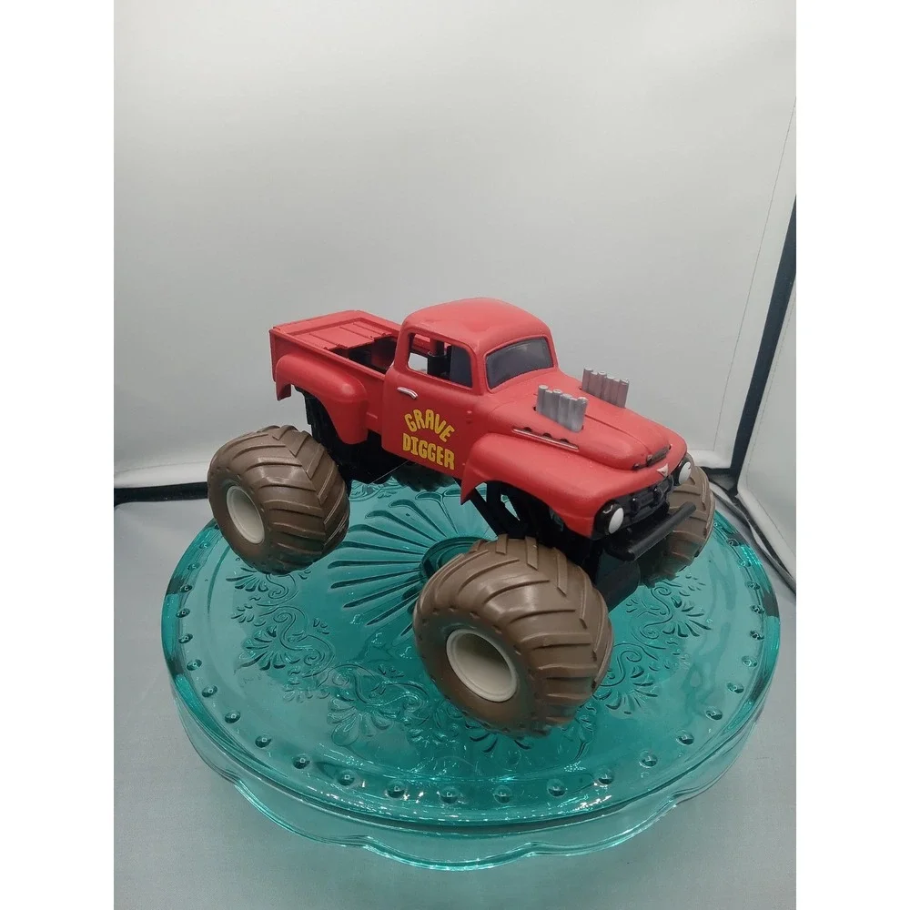 Spin Master Monster Jam Red Retro Grave Digger Pickup Truck 1:64